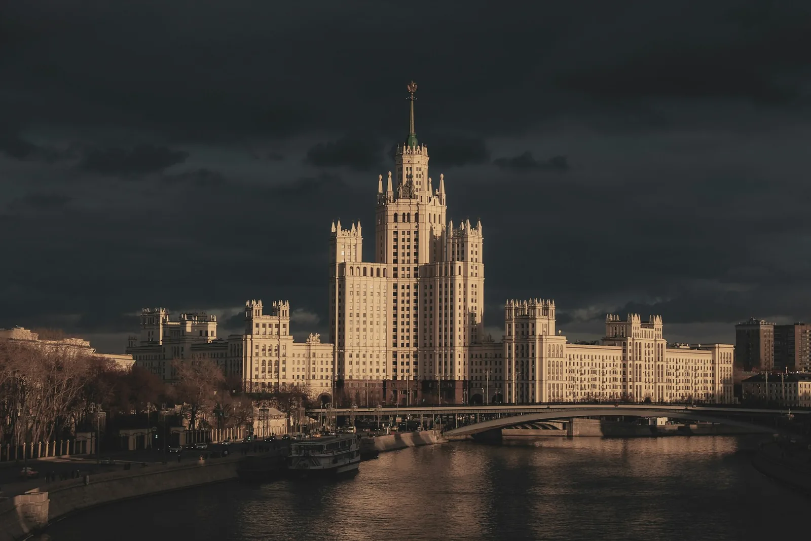 Высотка на Котельнической набережной в Москве