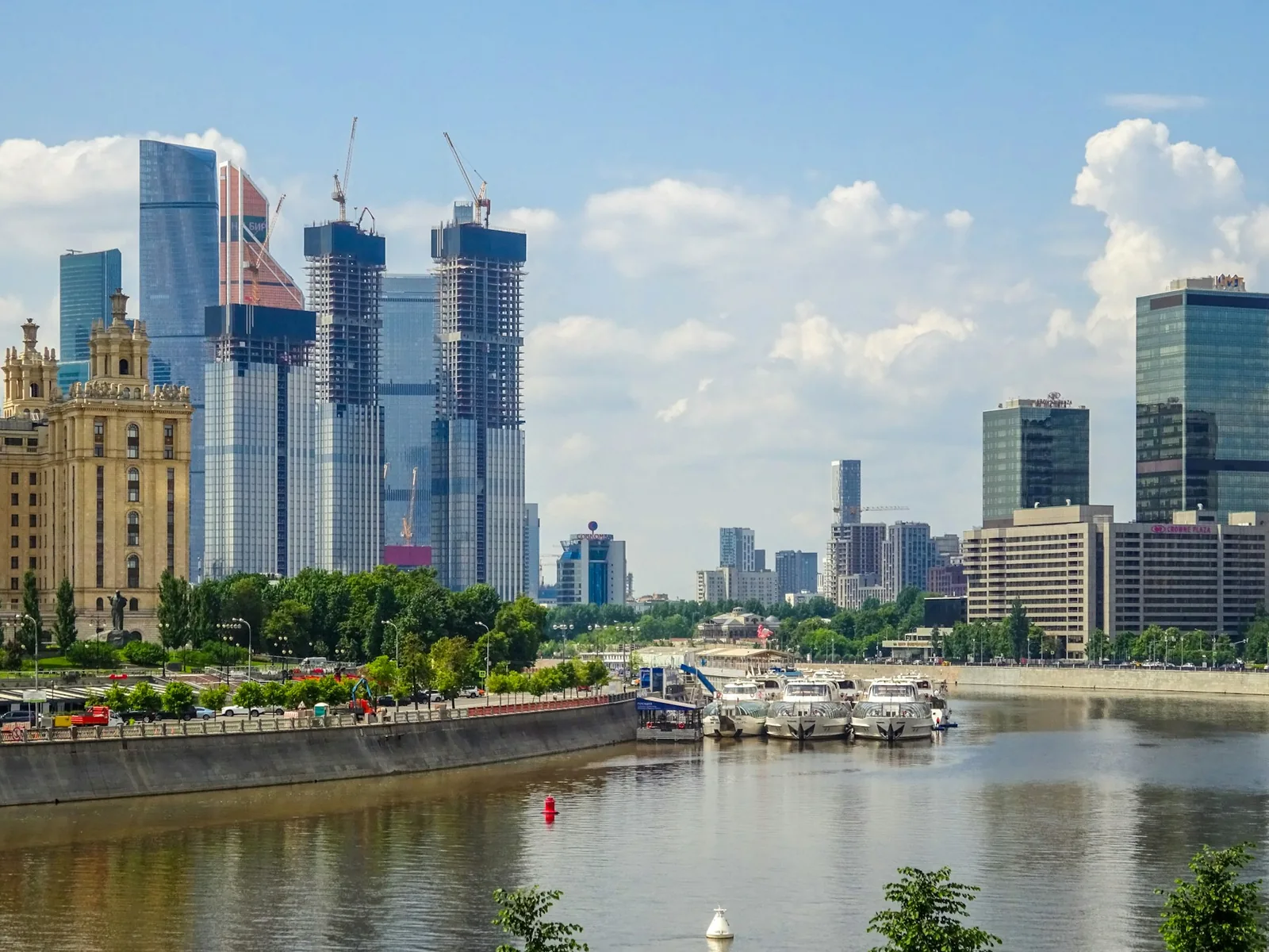Современная застройка Москвы у реки
